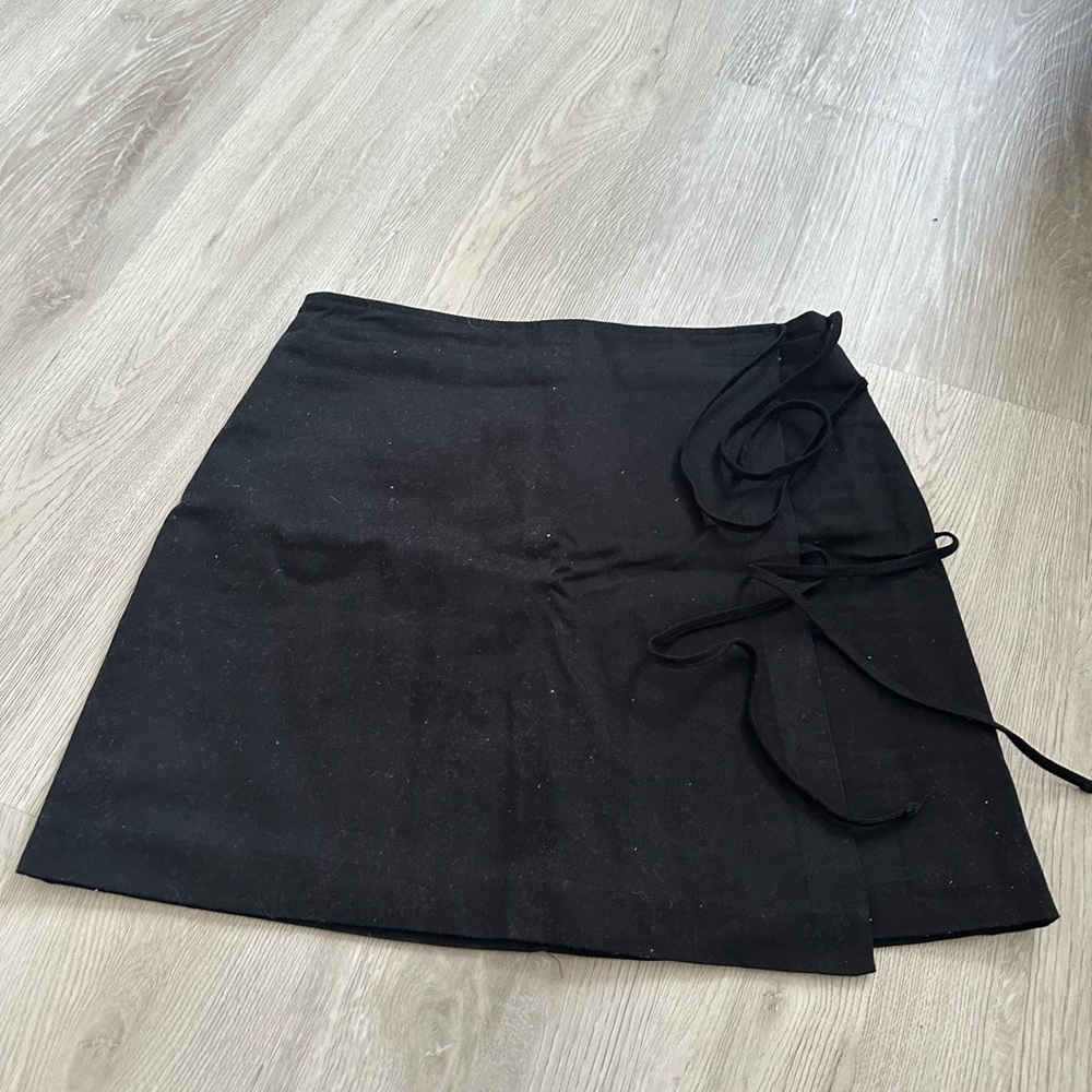 Gianni Bini black wrap skirt with ties on side. Size large